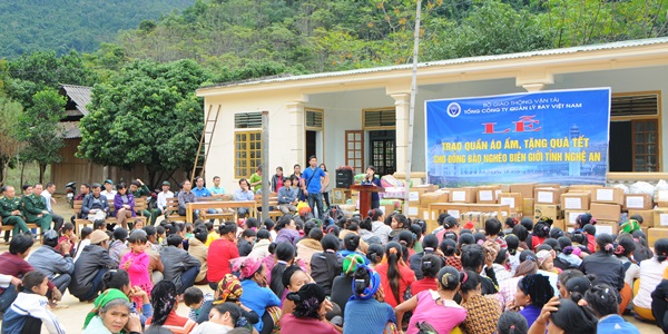 VATM: Trao quần áo ấm cho đồng bào miền núi xã biên giới tỉnh Nghệ An.